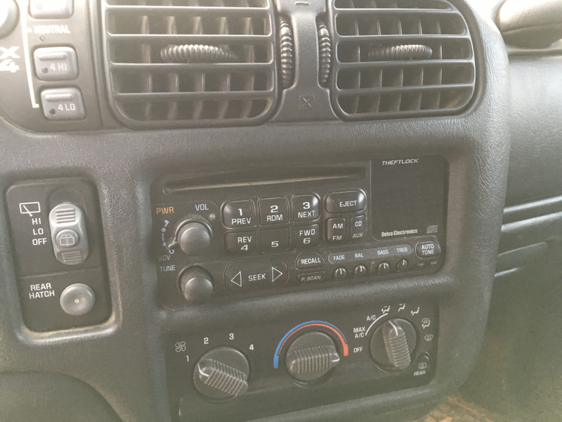 It plays cd’s. The 4x4 seems to work.